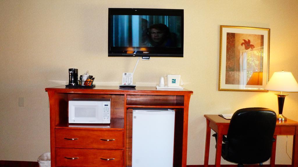 Quality Inn & Suites Kansas City - Independence I-70 East Exteriör bild
