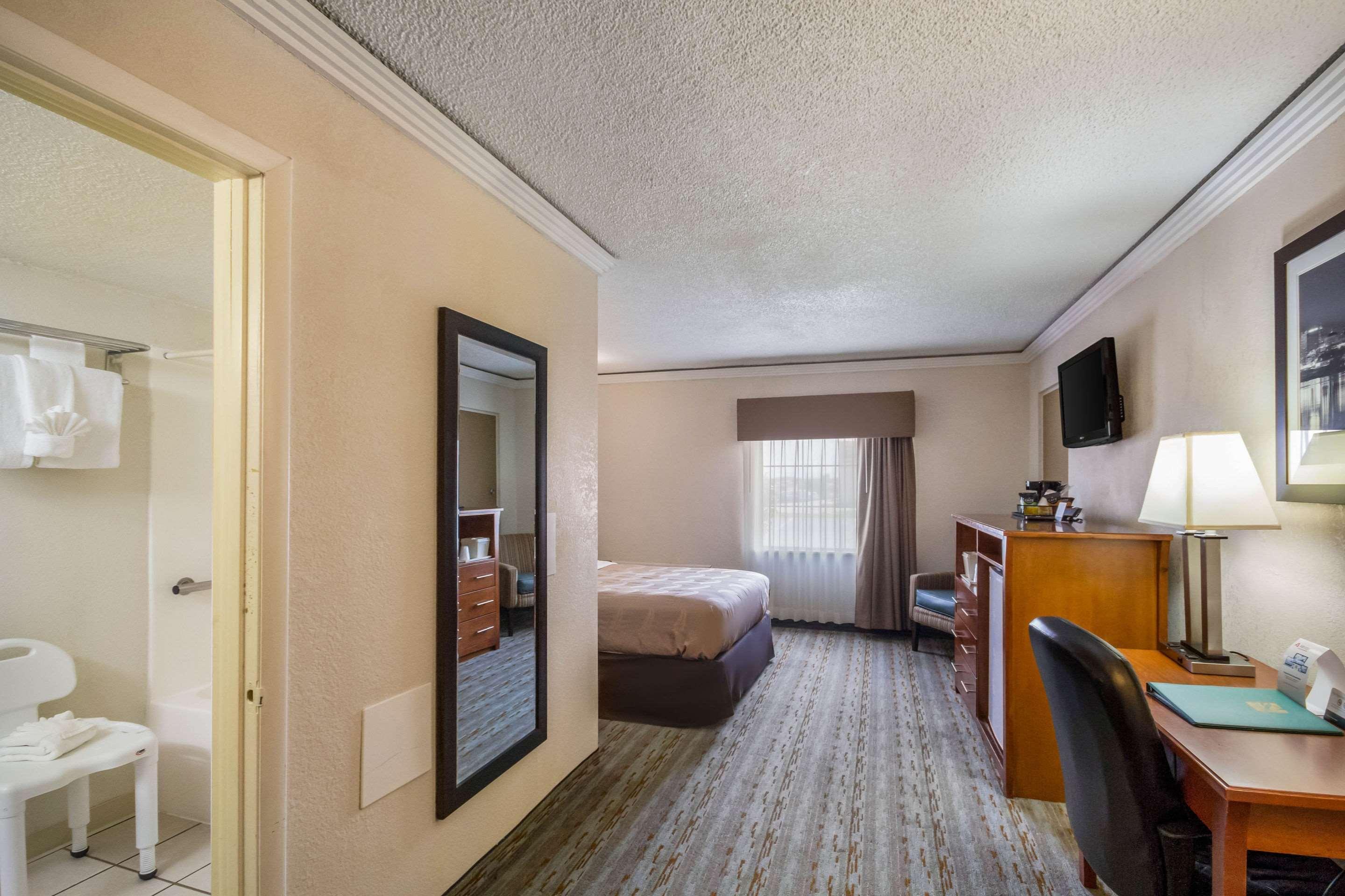 Quality Inn & Suites Kansas City - Independence I-70 East Exteriör bild