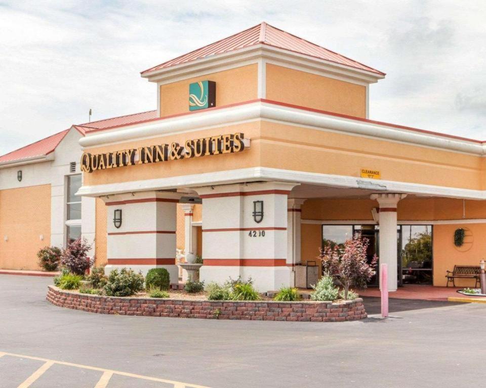 Quality Inn & Suites Kansas City - Independence I-70 East Exteriör bild