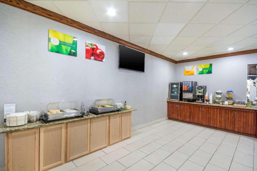 Quality Inn & Suites Kansas City - Independence I-70 East Exteriör bild
