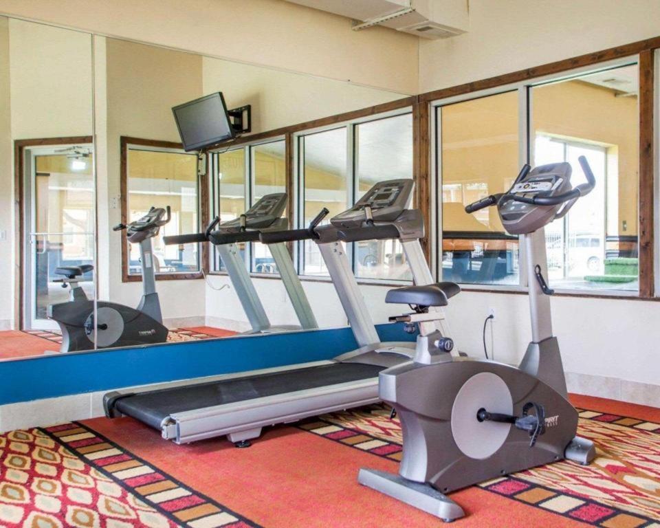 Quality Inn & Suites Kansas City - Independence I-70 East Exteriör bild