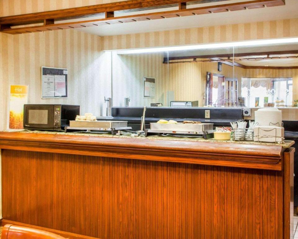 Quality Inn & Suites Kansas City - Independence I-70 East Exteriör bild