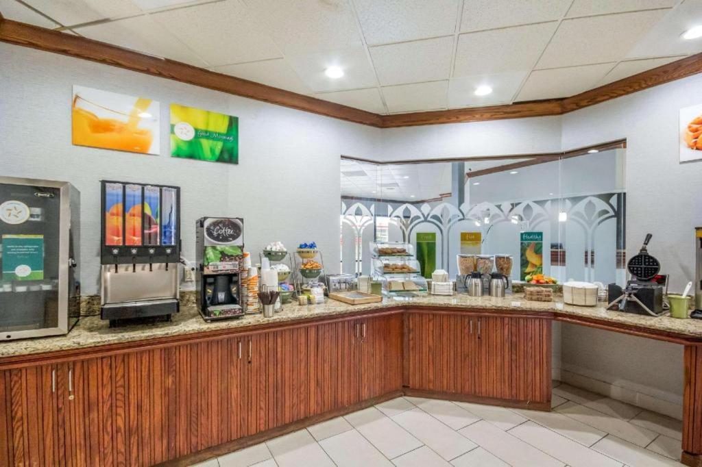 Quality Inn & Suites Kansas City - Independence I-70 East Exteriör bild