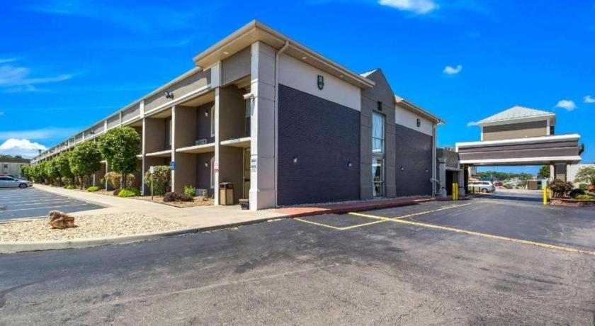 Quality Inn & Suites Kansas City - Independence I-70 East Exteriör bild