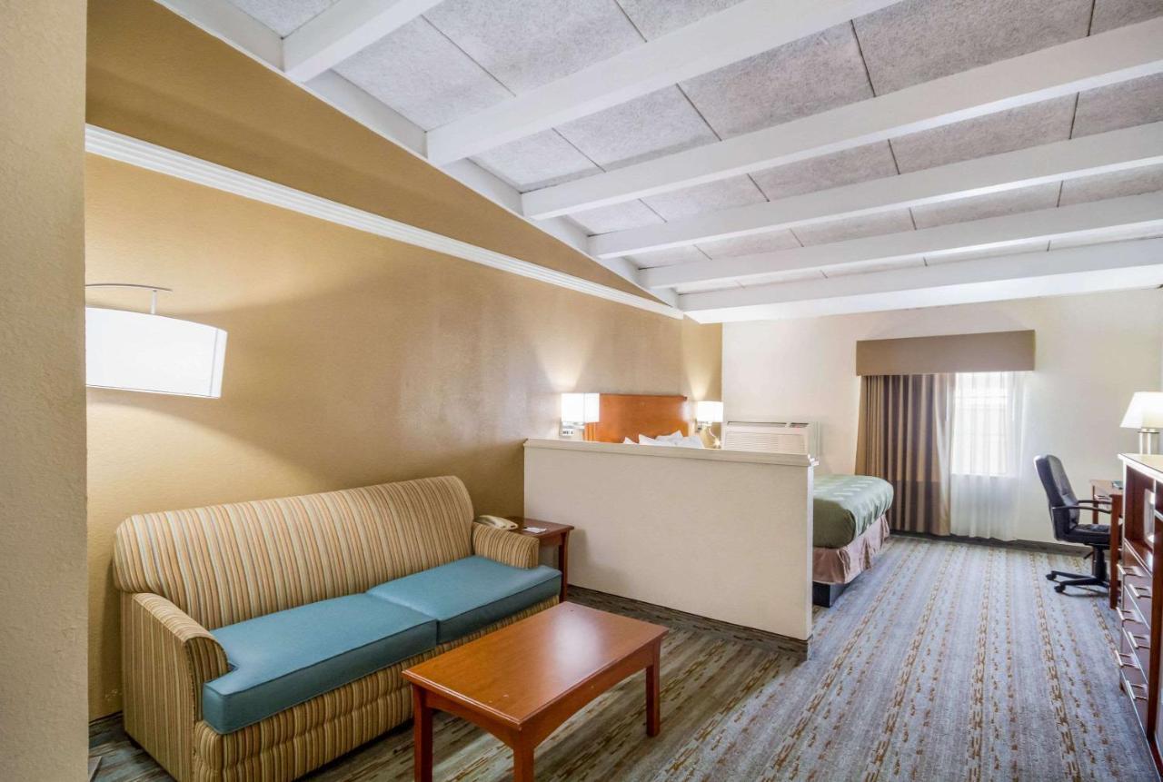 Quality Inn & Suites Kansas City - Independence I-70 East Exteriör bild